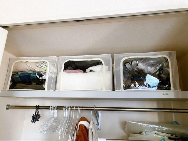 【3COINS たためるメッシュ窓付き収納・アフター】3つ目のボックスには、もう一カ所のクローゼットにしまわれていたハンガーや袋などを収納。カオスなクローゼットがここまですっきり整いました！