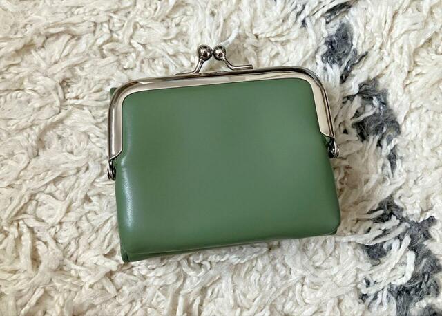 【niko and ... オリジナルロゴがま口ミニ財布】裏側はシンプルなデザイン。コンパクトなのでミニバッグの中でも邪魔になりません♪