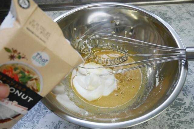 【ココナッツミルクアイス】ココナッツミルクを混ぜ合わせます