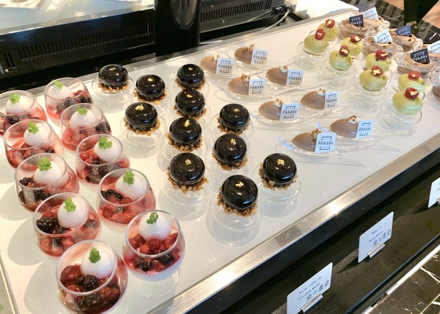 ケーキはもちろん、グラススイーツも種類豊富