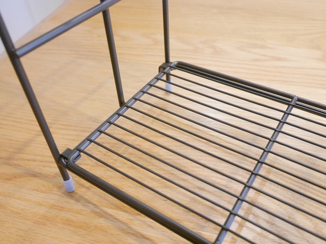 【ベルメゾン　コンロサイドラック 『ムーミン』】ラックの下部には滑り止めが付いていて、ズレにくく使いやすい仕様です