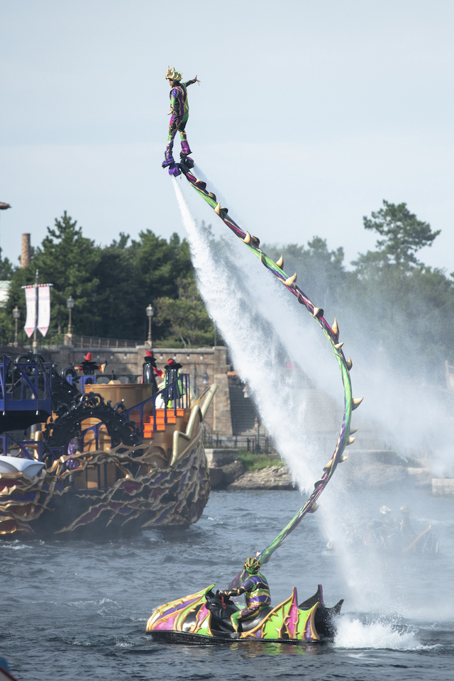 「ザ・ヴィランズ・ワールド」のフライボードによる演出｜東京ディズニーシー「ディズニー・ハロウィーン」2018年