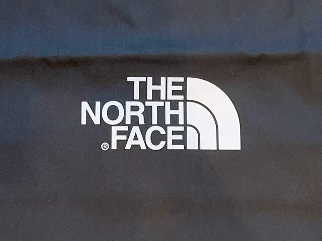 【THE NORTH FACE ザショッパーバッグ】ブランドロゴがさりげないアクセントになっていて、シンプルながら存在感ばっちり