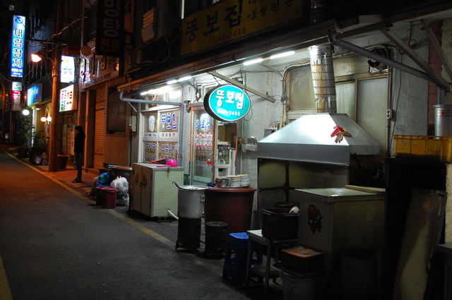 中央駅1番を出て大通り沿いの歩道をそのまま進み、最初の通りを右折。すぐ左手の路地に入ると、右手に『トゥンボチッ』と『シルビチッ』が並んでいる