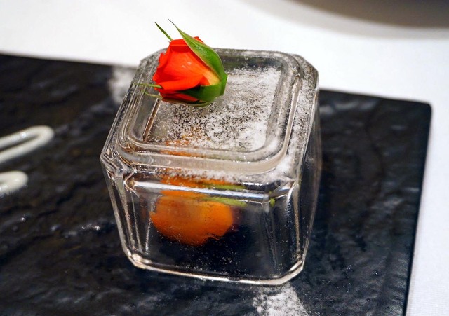 クリスマスプレゼントを模したケースを開けると…