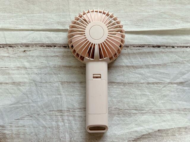 背面は装飾がないシンプルなデザイン