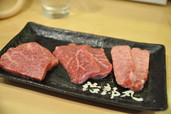 立ち食い焼肉を体験!／治郎丸　左から、ザブトン、カメノコ、友三角