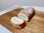 【成城石井 北海道産純生クリーム入りロールケーキ】クリームたっぷり、手でもったらすぐ凹んでしまうくらいの柔らかさ