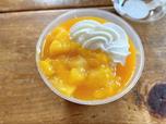 【ファミリーマート　マンゴーラッシー風パフェ】トッピングの生クリームも美味