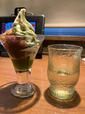 お冷と比べると、大きさはこれくらい。【びっくりドンキーの抹茶スイーツ】