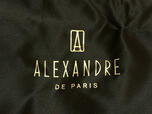前面下部にゴールドカラーの「ALEXANDRE DE PARIS」のロゴプリント入り!
