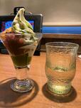 お冷と比べると、大きさはこれくらい。【びっくりドンキーの抹茶スイーツ】