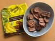 【コストコ ハワイアンホースト チョコバナナチップス】お皿に出してみると、ひと口サイズのバナナチップスがぎっしり詰まっています!