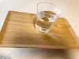 【ニトリ 木製トレーSヤナギ】999円（税込）／滑り止めが付いているので、斜めにしてもこぼれない！