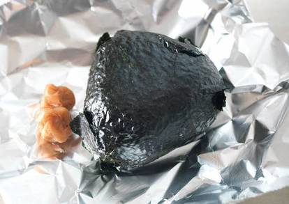 レシピ】具は3種、ご飯1.5膳! 簡単ボリューミー「爆弾おにぎり」の作り