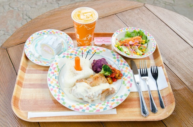 オラフの顔をかたどったライスと、クリームソースがかかったチキンがベストマッチ! 