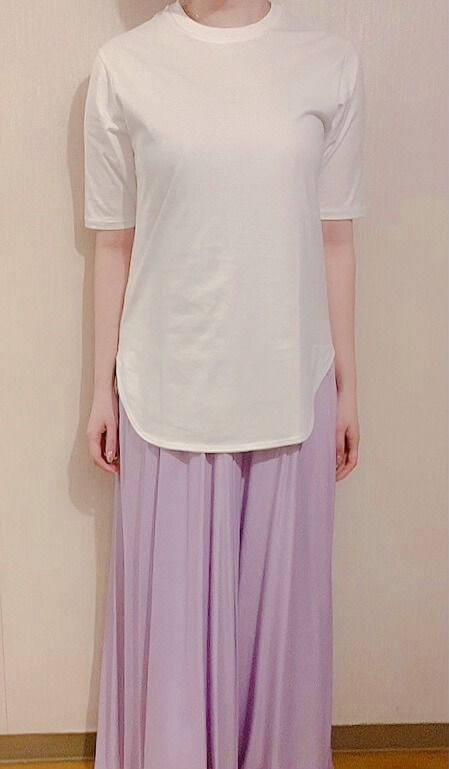 【ユニクロ】スムースコットンラウンドヘムロングT　スッキリしたロングスカートを合わせたリラックススタイル