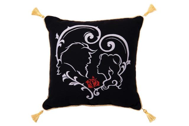 クッション 5,200円｜サイズ：W450mm×H450mm｜劇団四季 ディズニーミュージカル『美女と野獣』東京ディズニーリゾート内舞浜アンフィシアター公演オリジナルグッズ