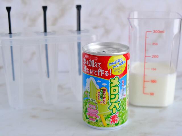 メロンバーの素と牛乳120mlを混ぜるとクリームメロン風メロンバーが完成します