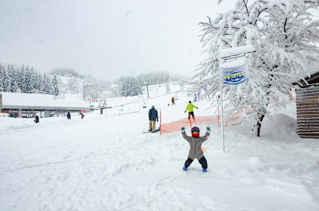ムイカスノーリゾート（子どもモデルのスノーウェア提供：ISBJÖRN） 