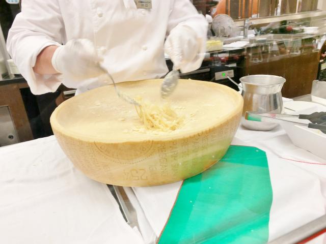 パルメザンチーズにフィットチーネを入れて混ぜ混ぜ。