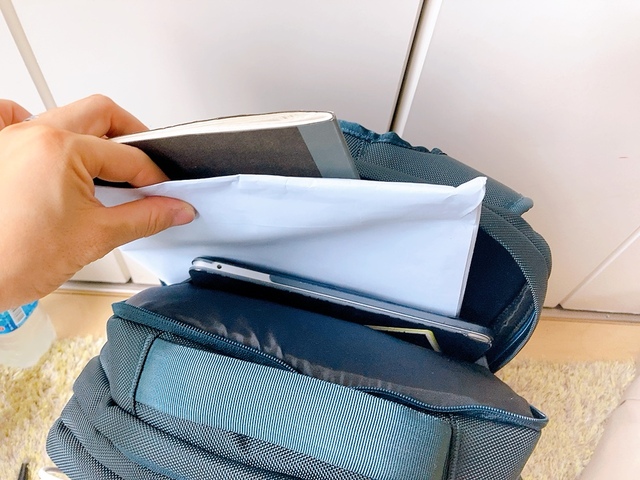 【ワークマン 型崩れしにくいビジネスリュック】背中側の三層目には、衝撃防止クッション付きのPCスリーブが付いています