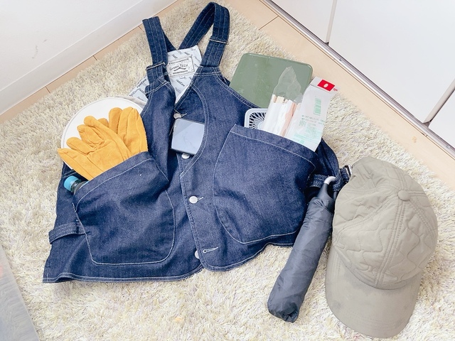 【ワークマン グリーンテックアウトドアデニムベスト】カラビナループには折りたたみ傘や帽子を引っ掛けてみました