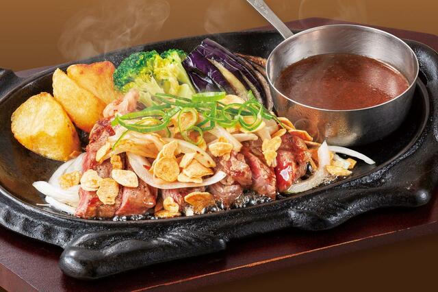 「ガーリックカットサーロインステーキ（100g）（サラダバー付）」＜1,980円（税込2,178円）＞【ステーキハウス フォルクスに新たなグランドメニューが登場】