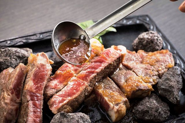 自家製のすりおろしリンゴ醤油だれ