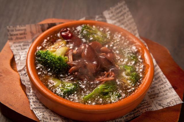 ホタルイカとブロッコリーのアヒージョ 690円