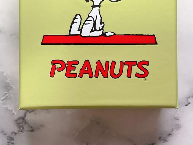 「PEANUTS」のレッドのロゴがアクセントになっていておしゃれ！