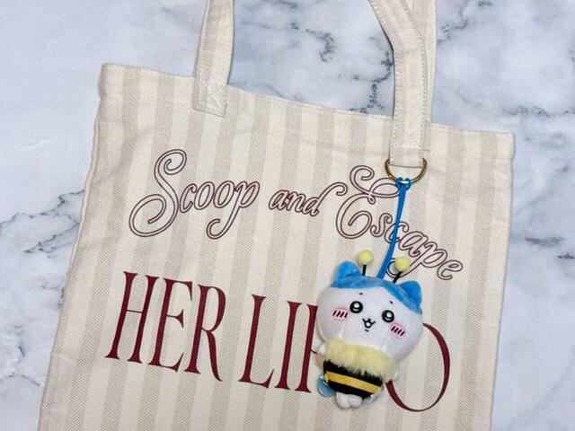 A4が入る大きさのトートバッグにつけてみました。かわいすぎる〜！