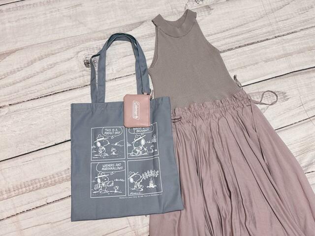 コインケースのカラーと合わせたくすみピンクのロングドレスとコーデ♪