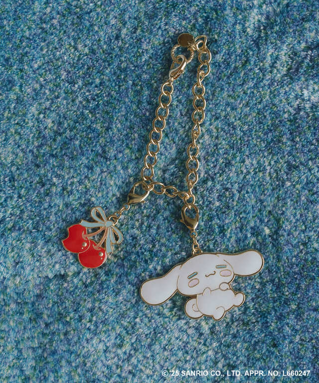 【シナモロール×VIS】「アソートマルチチャーム」￥2,189／チェリーをほおばるシナモロール