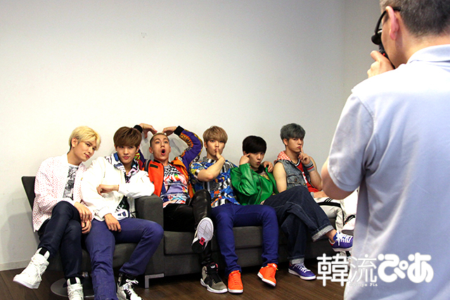 CROSS GENE＠『韓流ぴあ』プレゼント用ミニ・インスタント写真撮影中