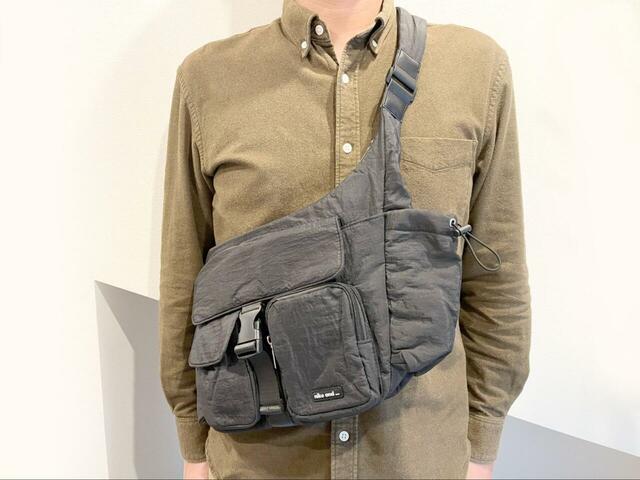 【niko and… オリジナルバックルライトショルダーバッグ】男性が使っても違和感ゼロ！家族で兼用するのもおすすめです◎