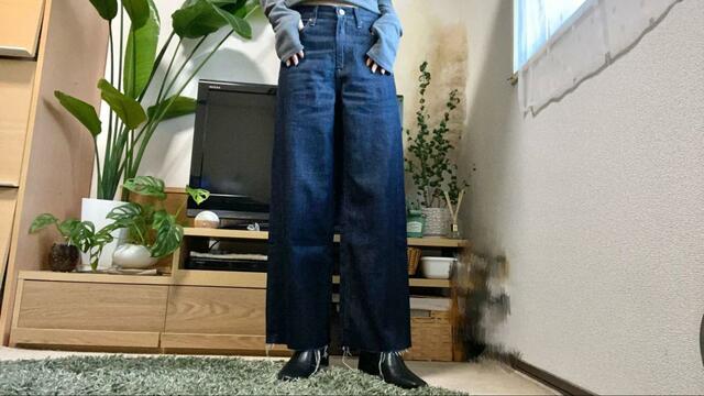 【UNIQLO ワイドストレートジーンズ】生地感は少し薄めなので、春夏に穿くと涼しくてちょうど良さそう!