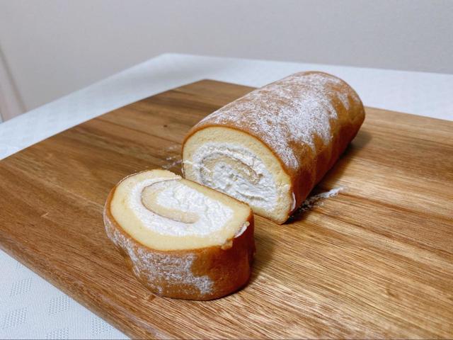 【成城石井 北海道産純生クリーム入りロールケーキ】クリームたっぷり、手でもったらすぐ凹んでしまうくらいの柔らかさ