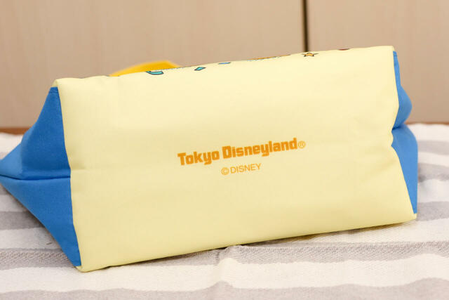 スーベニアランチケース ＋1300円｜底面には東京ディズニーランドのロゴ入り