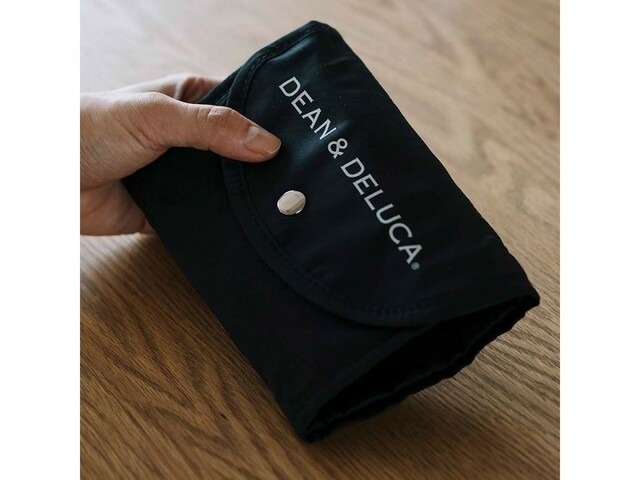 「DEAN ＆ DELUCA ショッピングバッグ ブラック」を畳んだ様子