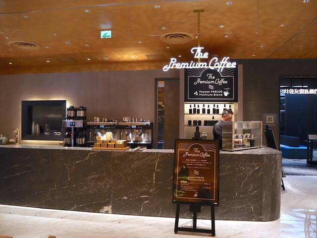 プログラムでドリップを淹れるコーヒーロボットが設置されている