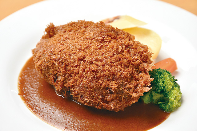 UCHOUTEN（東池袋）　黒毛和牛のメンチカツデミグラスソース 1280円　ぽってりと厚いメンチカツからしたたるたっぷり肉汁と、デミグラスソースのコラボがたまらない。