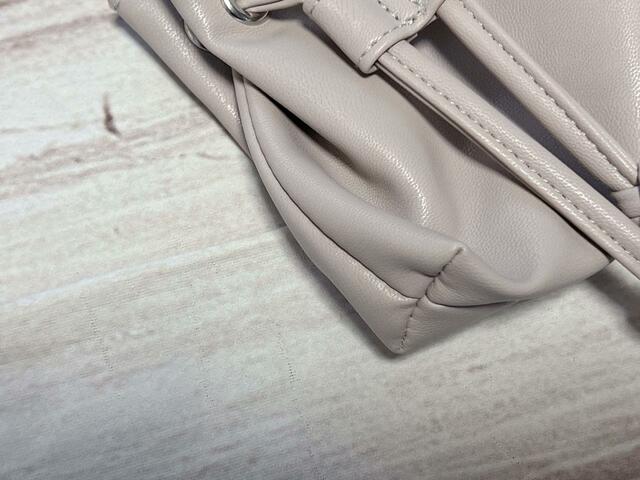 素材は柔らかい合成皮革。高級感たっぷり！