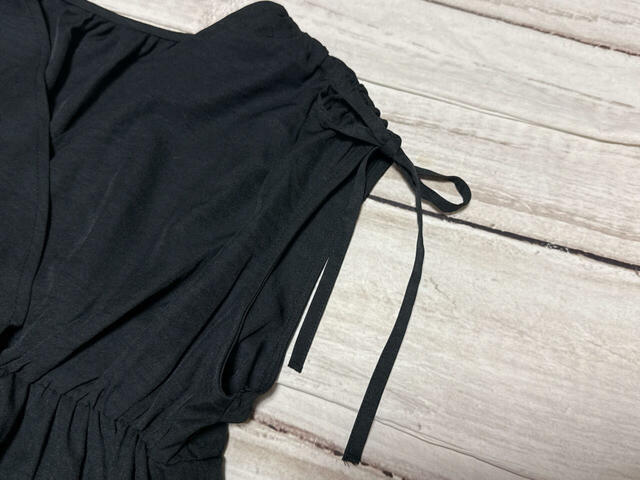 肩紐で袖の丈を調整できます