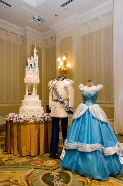 東京ディズニーランドホテル宴会場「シンデレラドリーム」でのウェディングプログラム「ディズニー・ロイヤルドリーム・ウェディング」©Disney