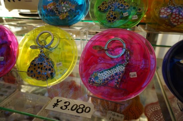 草間彌生さんの作品のグッズも並ぶ