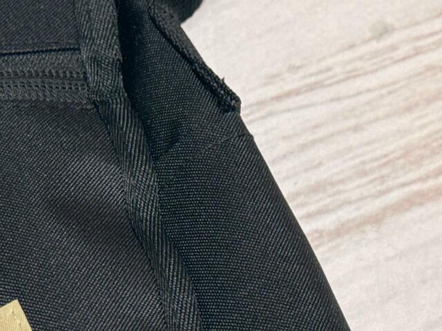 素材は、マットな質感のポリエステル。裏側にはPVC貼加工が施されており、厚手で丈夫な生地感【スヌーピー メッセンジャーバッグ】