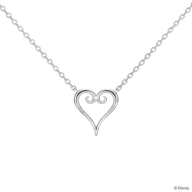 ハートネックレス 48,000円（K18イエローゴールド）、28,000円（K10イエローゴールド）、10,000円（シルバー）