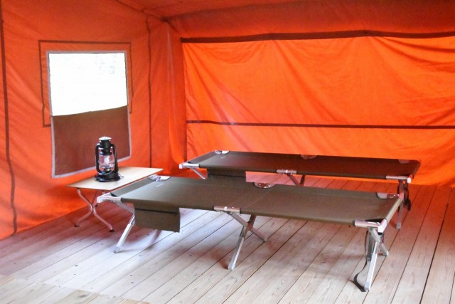 コットやランタンもある