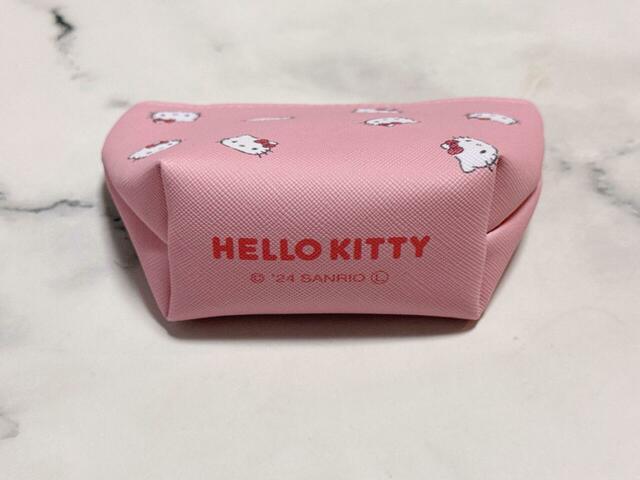 底部にもかわいいデザインが！「HELLO KITTY」のロゴ入りです